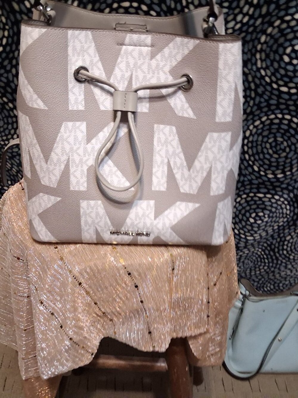 Micheal kors bucket bag